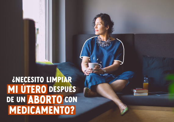 Mujer de mediana edad reposando en el sofá mientras se pregunta si debe limpiar su útero después de un aborto