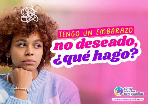Mujer preocupada por embarazo no deseado buscando opciones y pasos a seguir en fondo rosado