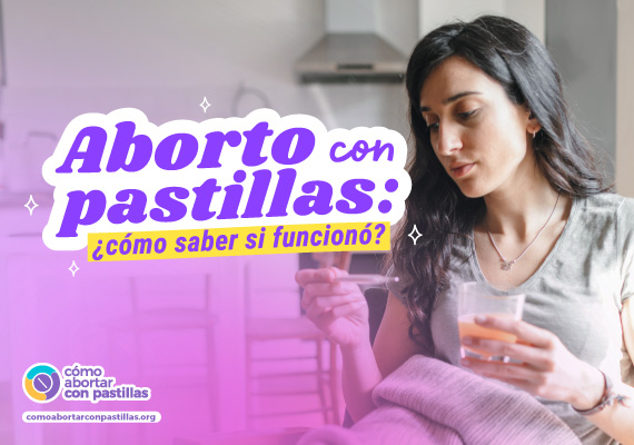 Mujer evaluando eficacia de aborto con pastillas en mano - Guía sobre aborto farmacológico.