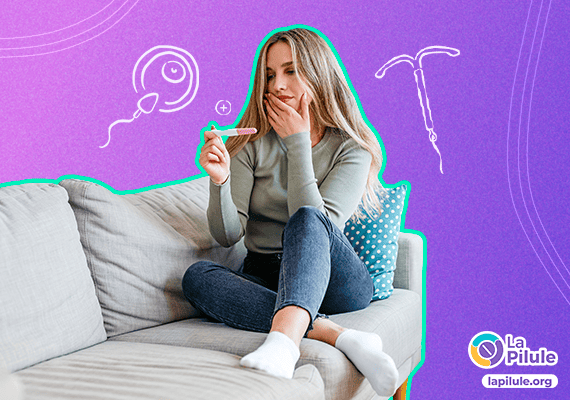 Une femme préoccupée assise sur un canapé tenant un test de grossesse, avec des illustrations de spermatozoïde, d’ovule et de stérilet en arrière-plan