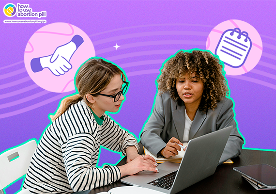 Dois profissionais de saúde discutindo o acompanhamento pós-aborto em um computador portátil